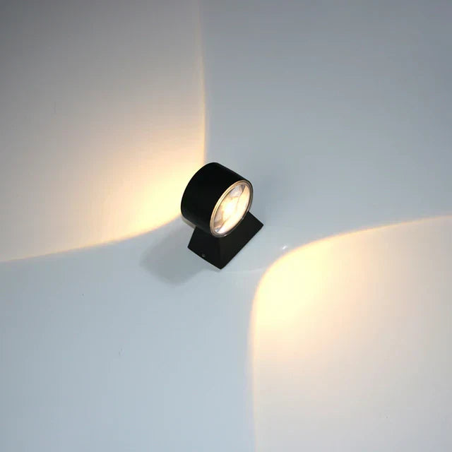 AquaLux – Stilvolle und Wasserfeste Gartenlampe aus Aluminium