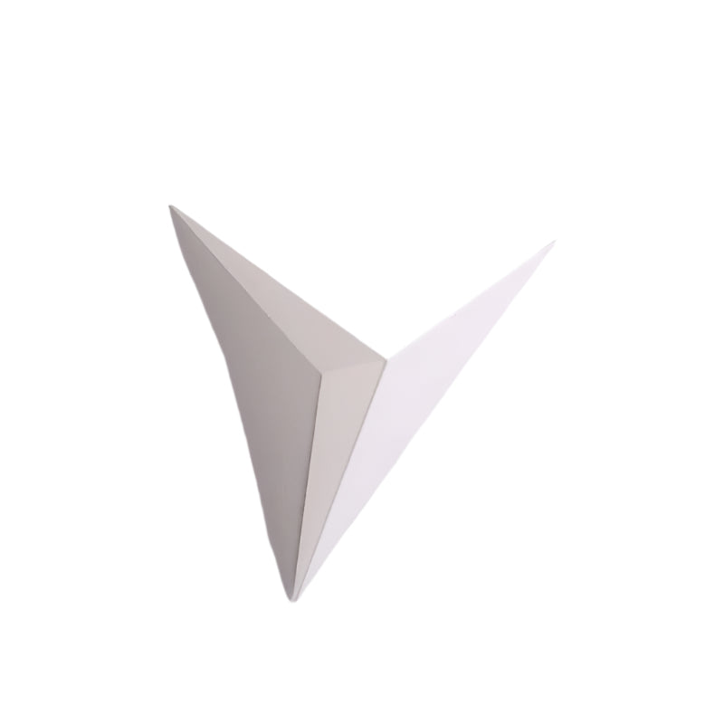 VertexGlow LED-Wandleuchte – Dreieckiges Design in Schwarz & Weiß