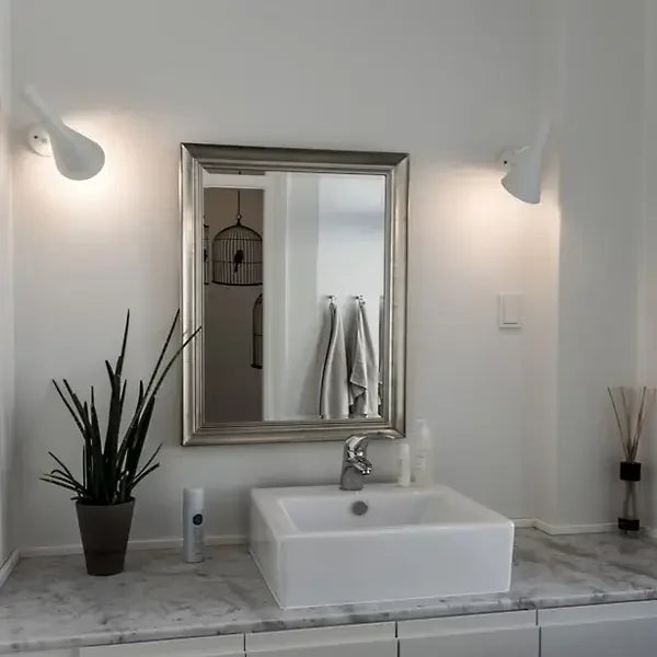 LumoLinea – Moderne LED-Tischlampe mit schlichtem Design in Weiß