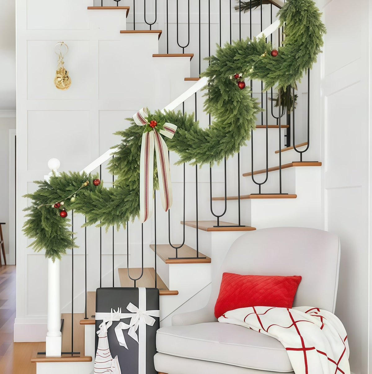 Künstliche Zedern Girlande 2er Set, 180 cm, täuschend echte Tannengirlande für Kamin, Treppe und Tür