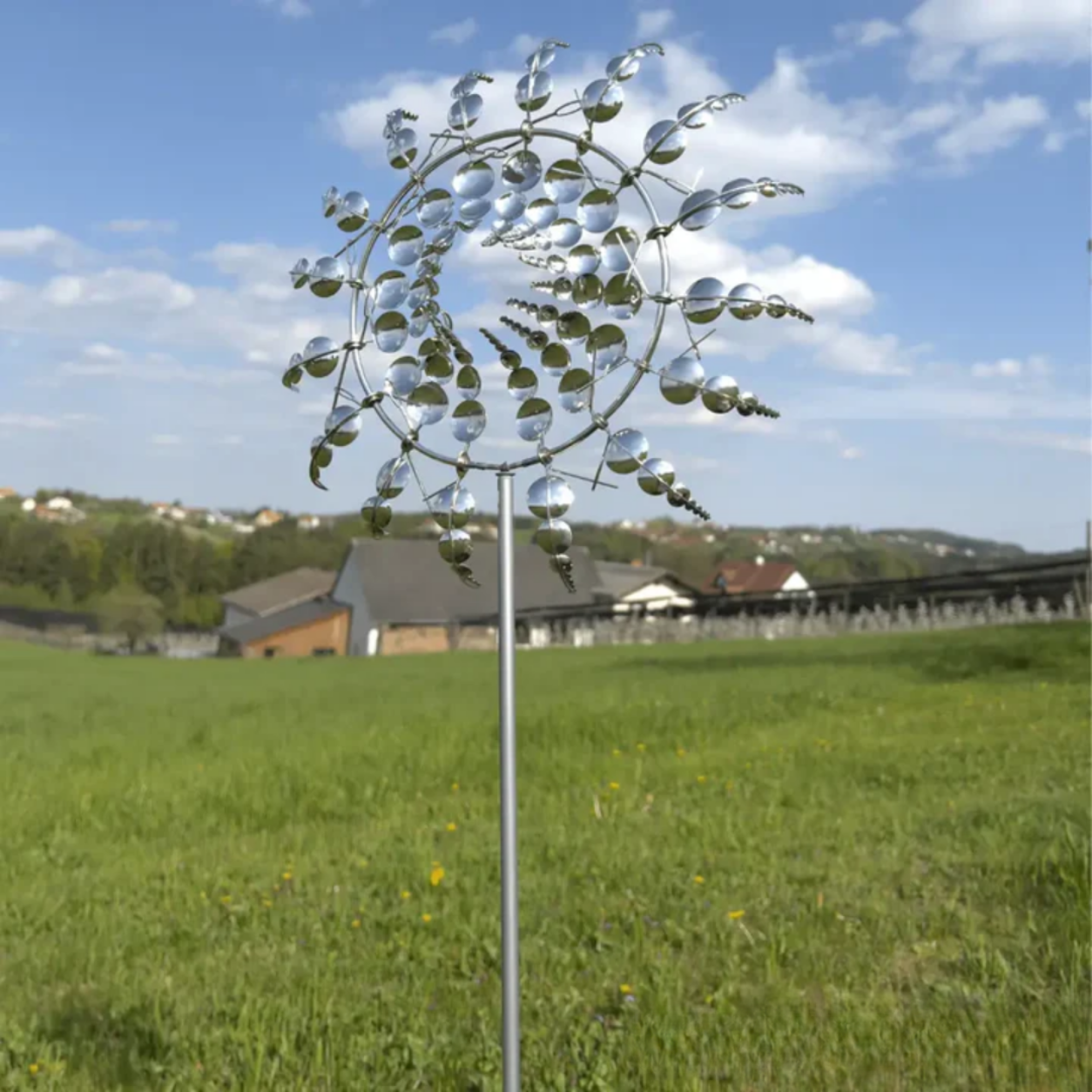 Windmühle mit 18 drehbaren Flügeln aus Metall
