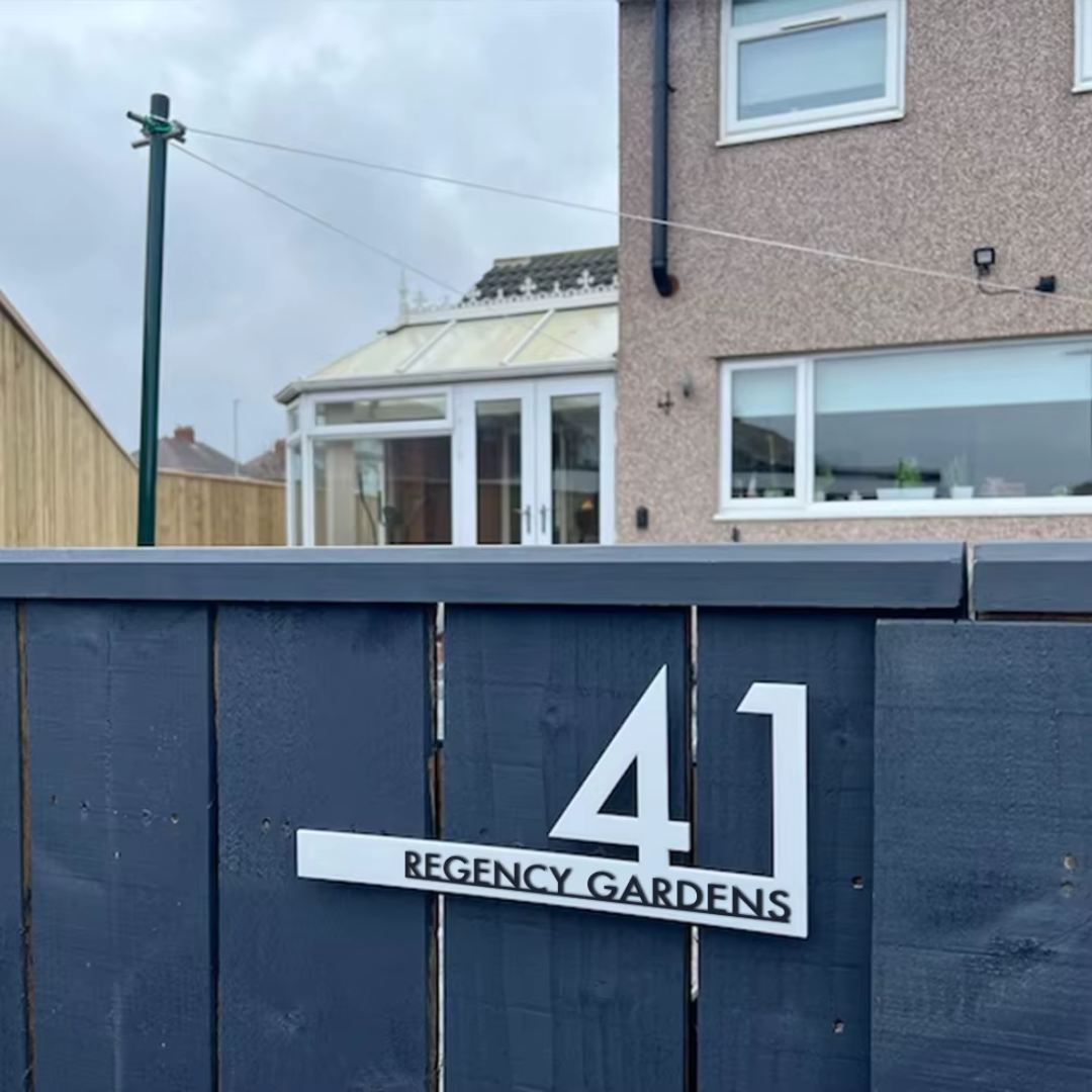 Acryl Hausnummernschild Schwebend Modern Außen Wetterfest für Fassade und Hauseingang Schwarz