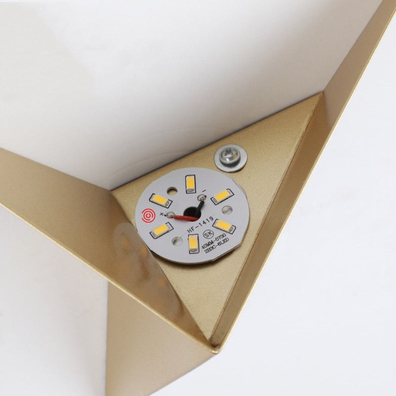 VertexGlow LED-Wandleuchte – Dreieckiges Design in Schwarz & Weiß