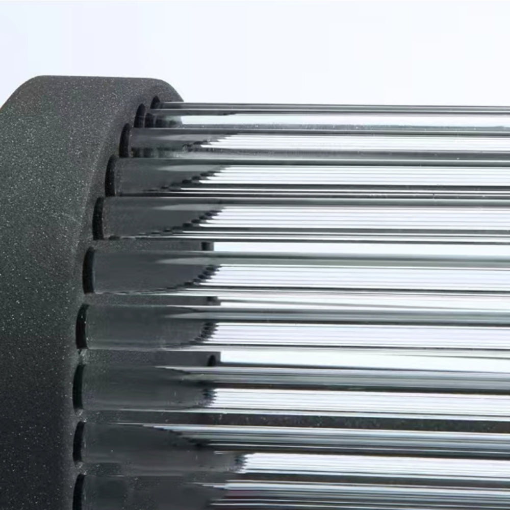 Wandaußenleuchte mit gestreiftem Glasschirm