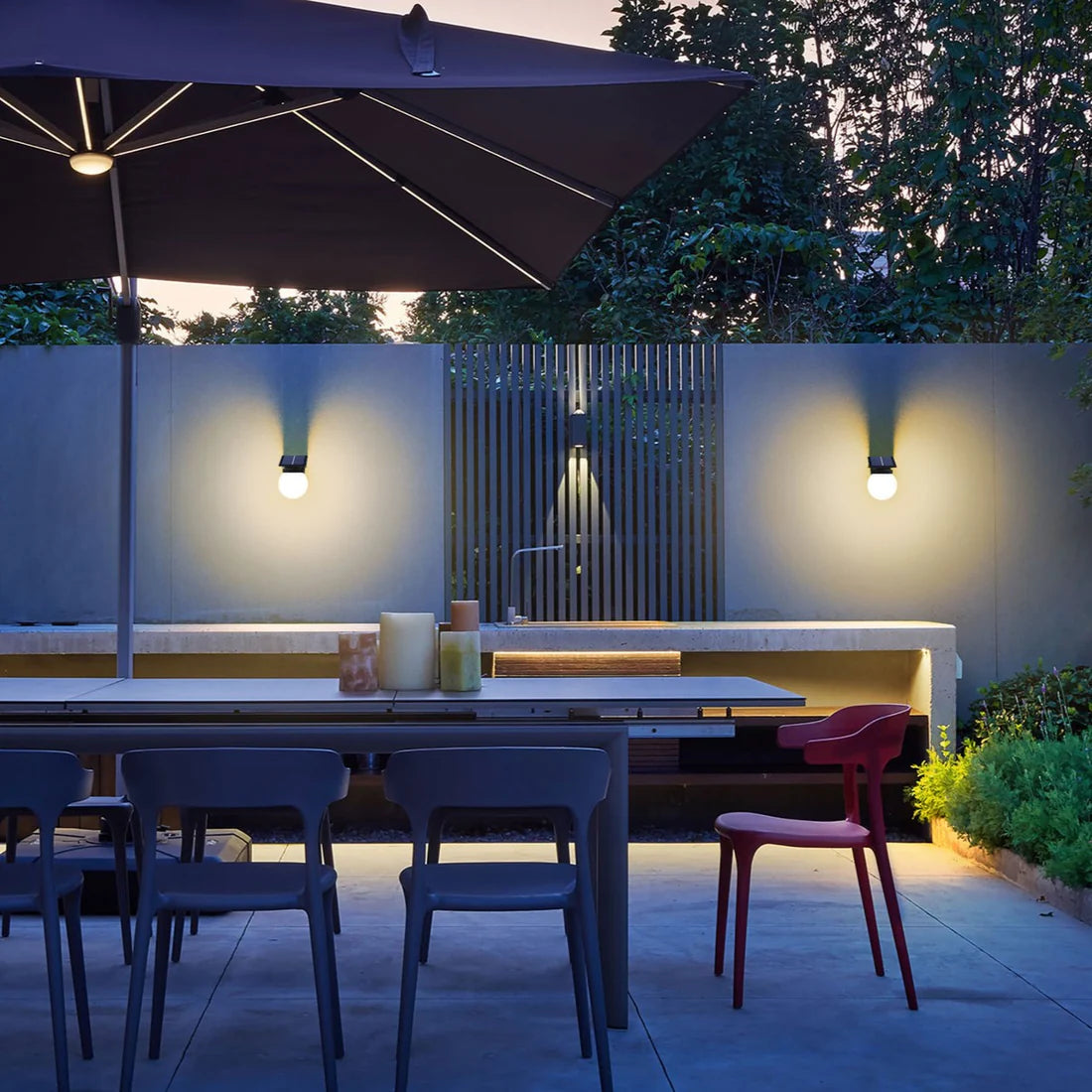 Solar Wandleuchte LED Warmweiß Außen IP65 Wasserdicht für Fassade und Eingangsbereich Modern Schwarz