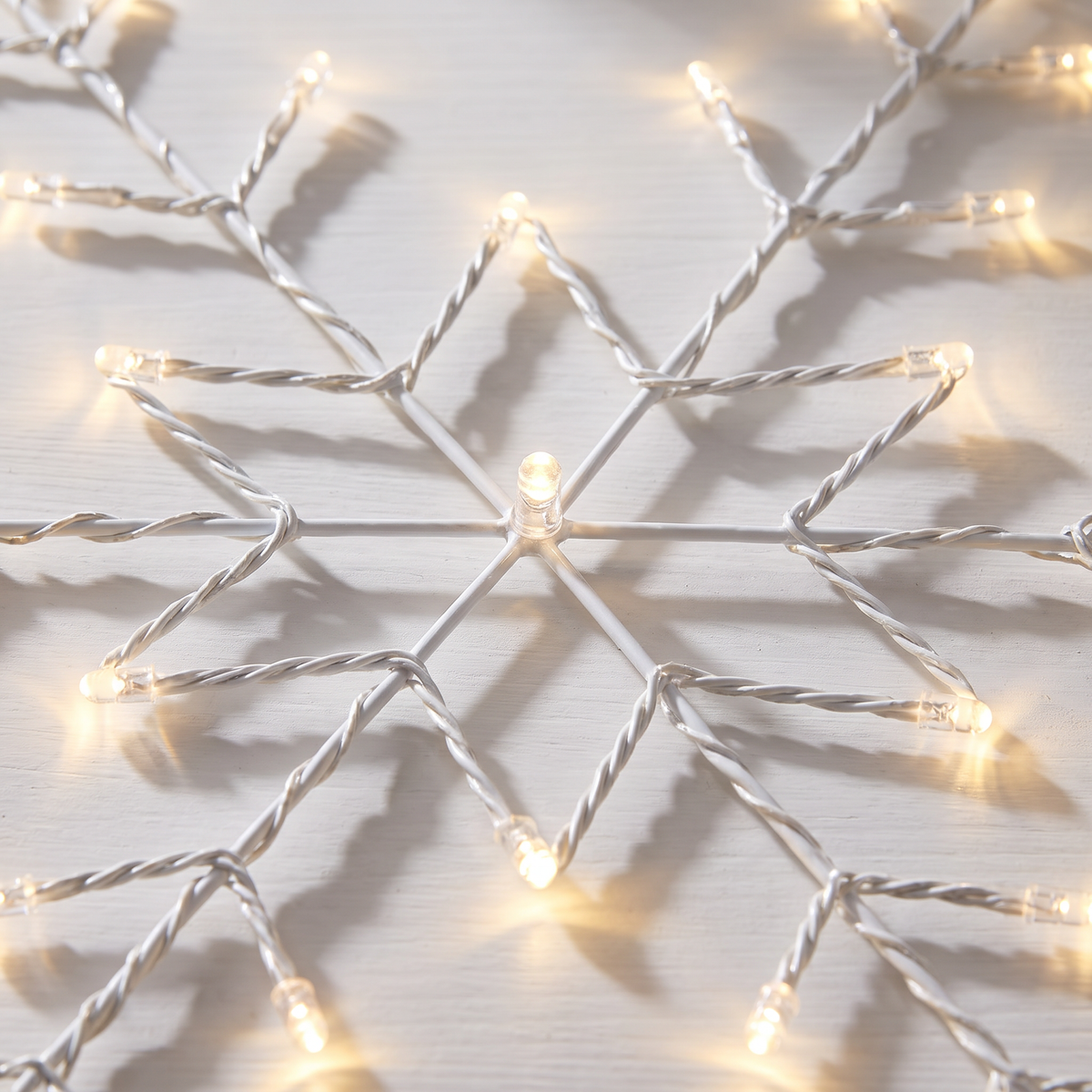 LED Schneeflocke Fensterdeko 50 cm mit 70 LEDs und Stern, Warmweiß mit Timer