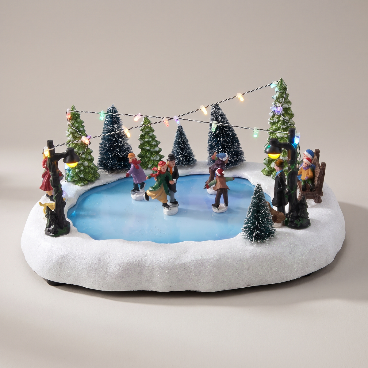 LED Weihnachtsszene Eisbahn mit fahrenden Schlittschuhläufern, beleuchtete Tischdeko