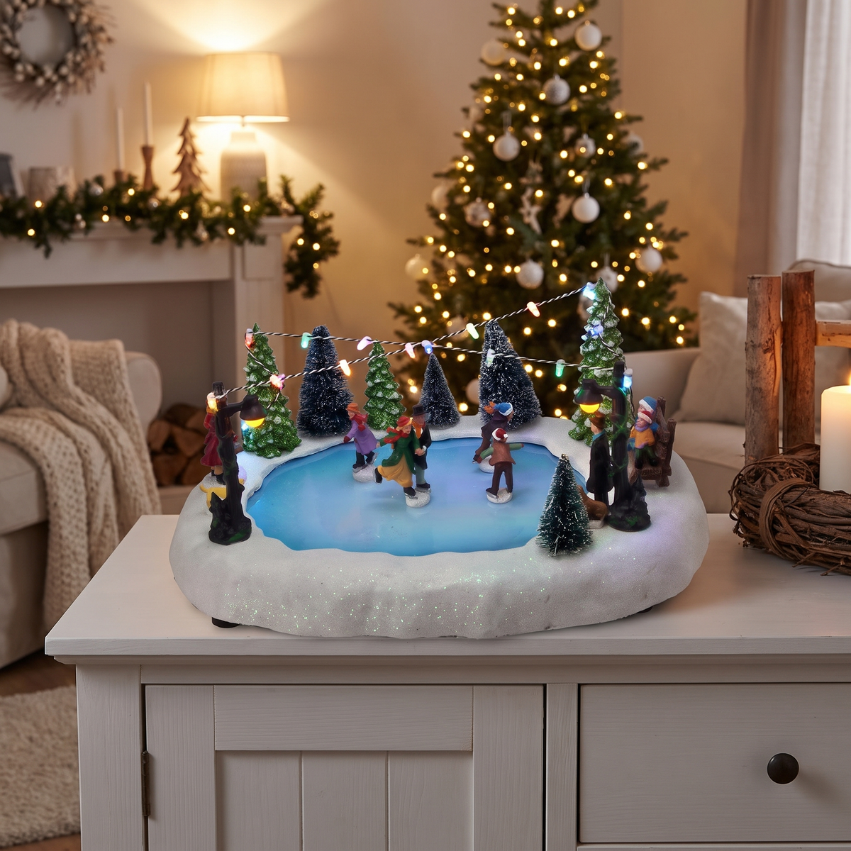 LED Weihnachtsszene Eisbahn mit fahrenden Schlittschuhläufern, beleuchtete Tischdeko