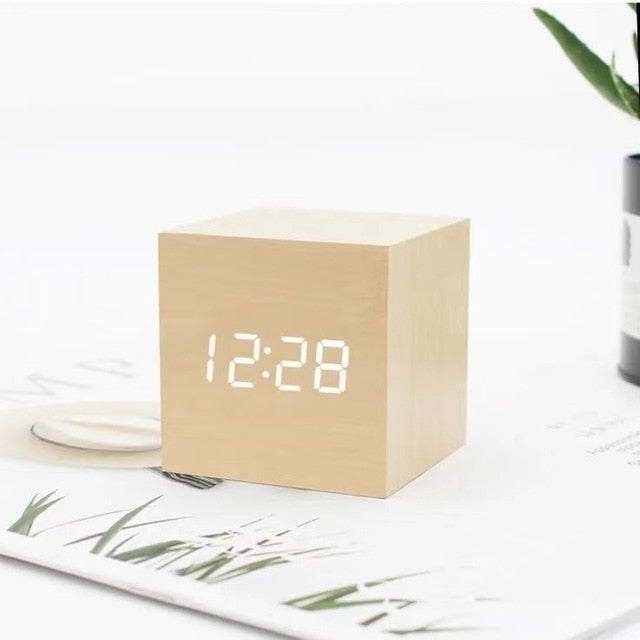 Digitaler LED-Wecker mit Temperaturanzeige