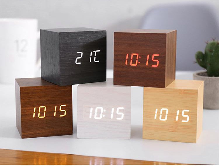 Digitaler LED-Wecker mit Temperaturanzeige