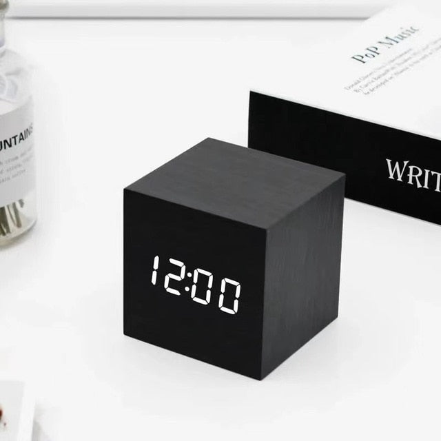 Digitaler LED-Wecker mit Temperaturanzeige
