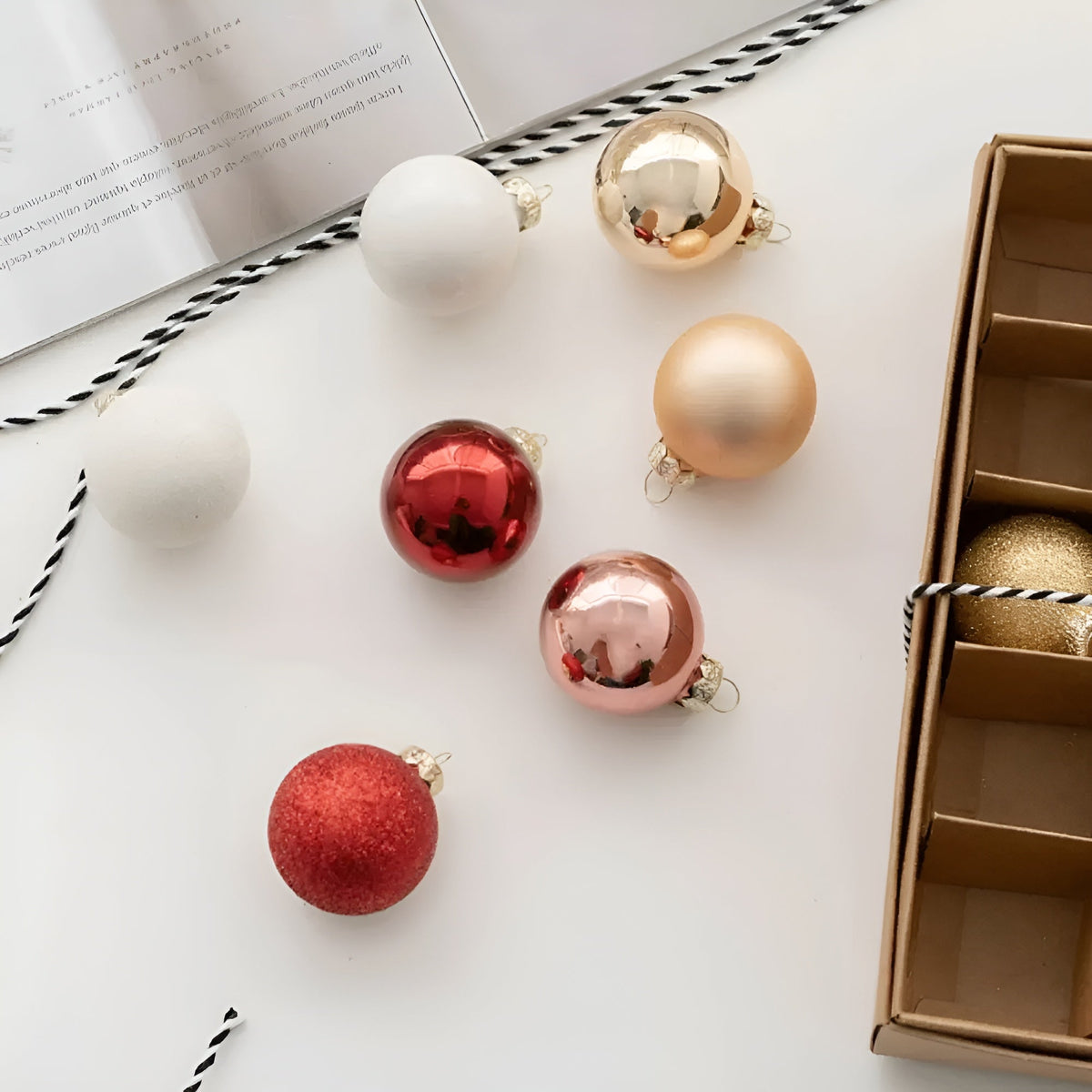 Mini Glaskugeln 25er Set, kleine Christbaumkugeln aus Glas 4 cm im Geschenkkarton