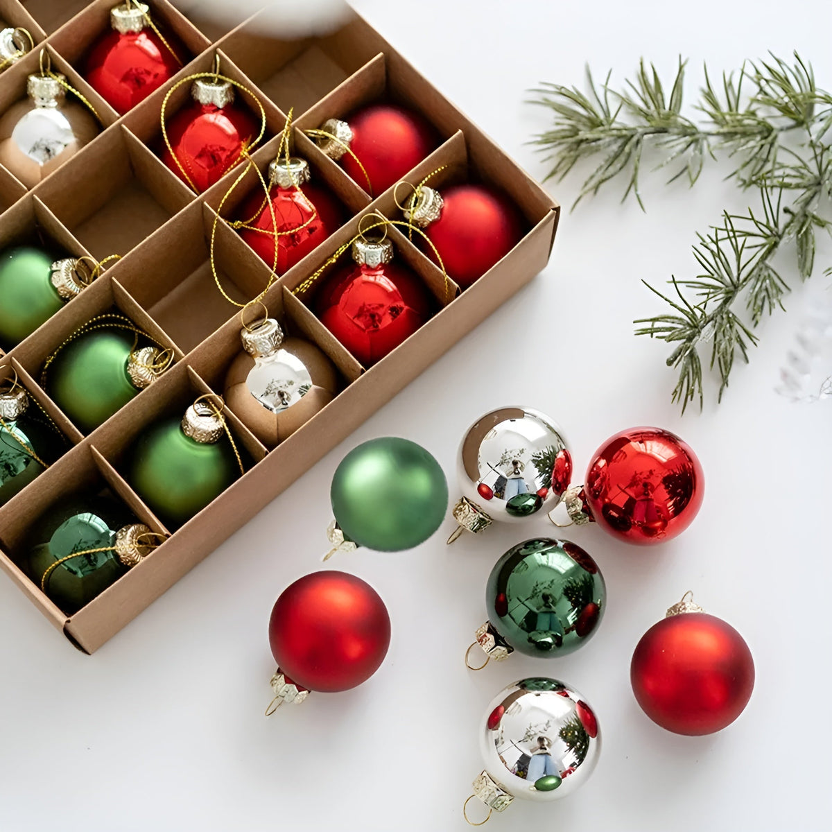 Mini Glaskugeln 25er Set, kleine Christbaumkugeln aus Glas 4 cm im Geschenkkarton