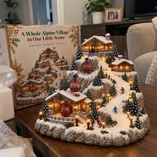 Weihnachtsdorf Berg mit fahrender Seilbahn und Skipiste, beleuchtete Winterszene