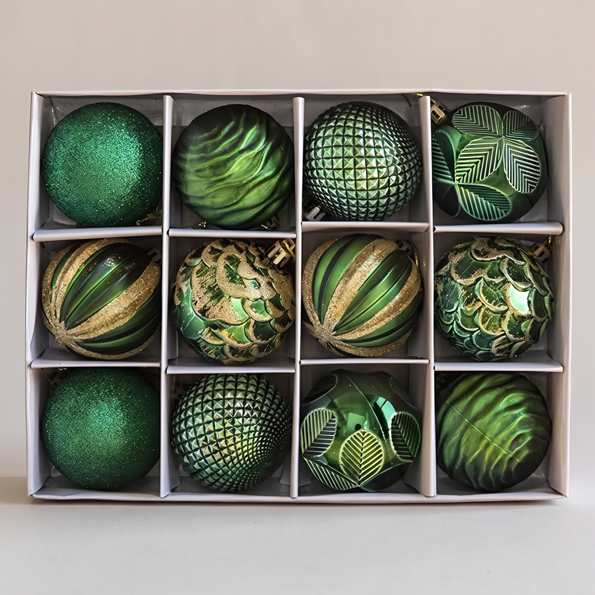 Weihnachtskugeln Set 24 teilig, bruchsichere Christbaumkugeln 6 cm in fünf Farben