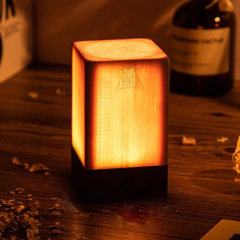 HolzGlow – Moderne LED-Tischlampe mit Akku & Touch, Schlafzimmer