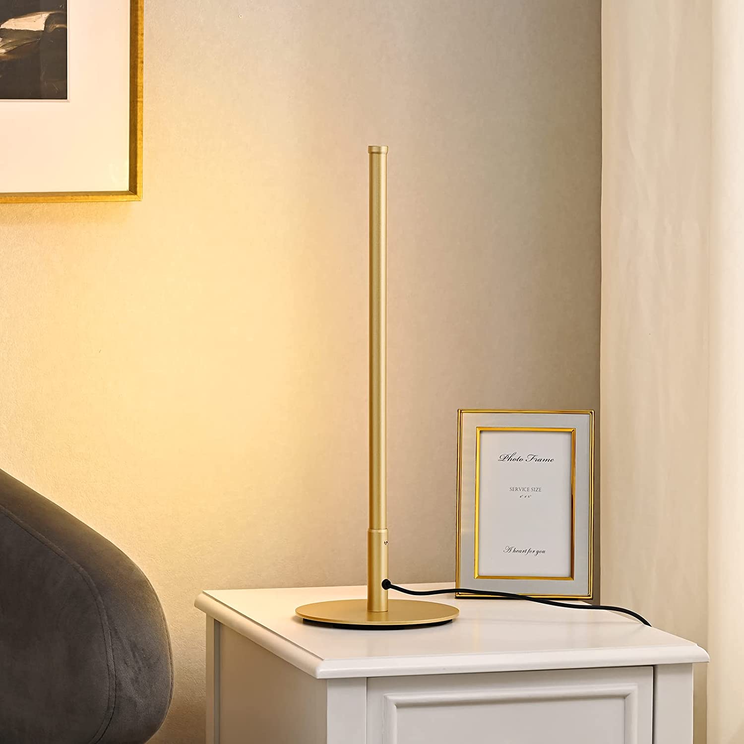 LustrousGold - Elegante goldene LED-Tischlampe