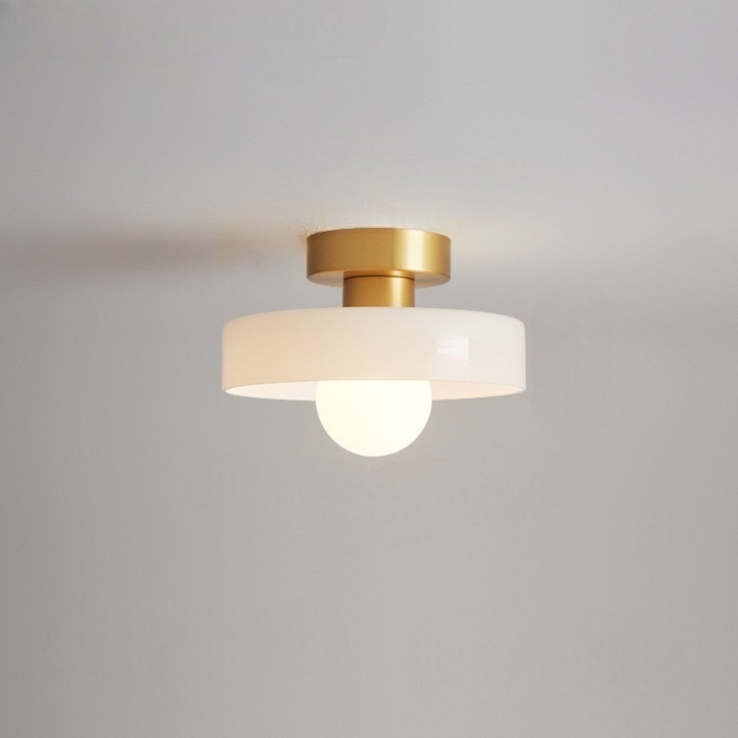Deckenleuchte | Geometrisches Design, Messing- und Glasdetails 10