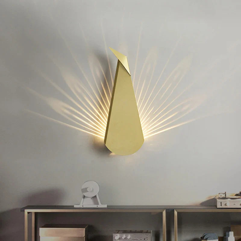 RadiantPlume – Moderne LED-Wandleuchte inspiriert vom Pfau