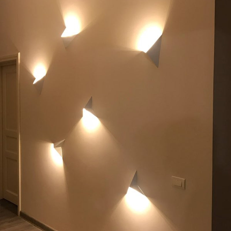 VertexGlow LED-Wandleuchte – Dreieckiges Design in Schwarz & Weiß