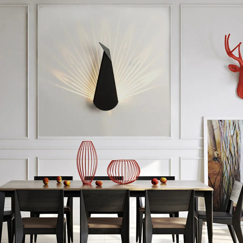 RadiantPlume – Moderne LED-Wandleuchte inspiriert vom Pfau
