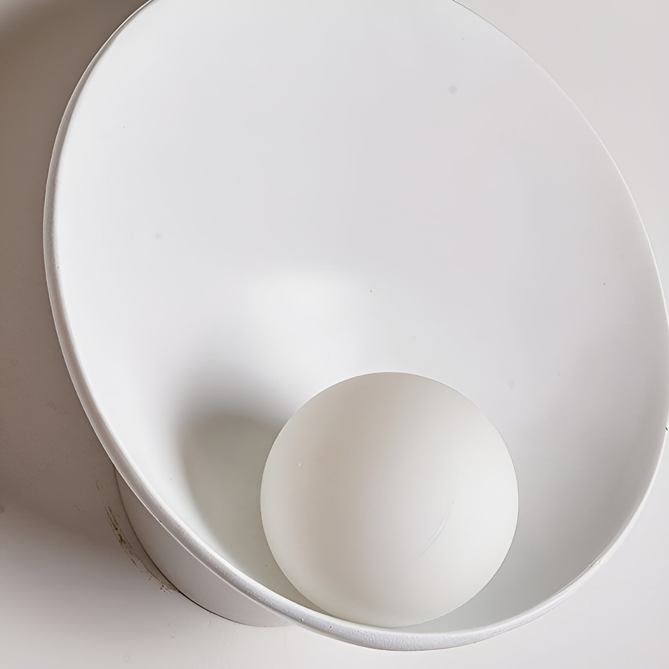 SereneGlow – Weiße Wabi-Sabi LED-Wandleuchte