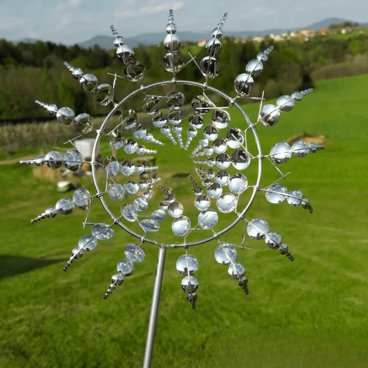 Windmühle mit 18 drehbaren Flügeln aus Metall