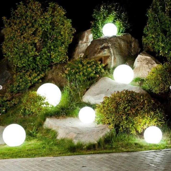 Lumora – Moderne Kugel-Gartenleuchte, LED weiß, Terrasse