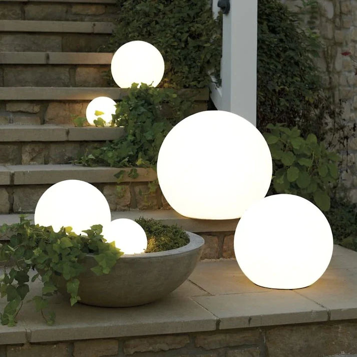 Lumora – Moderne Kugel-Gartenleuchte, LED weiß, Terrasse
