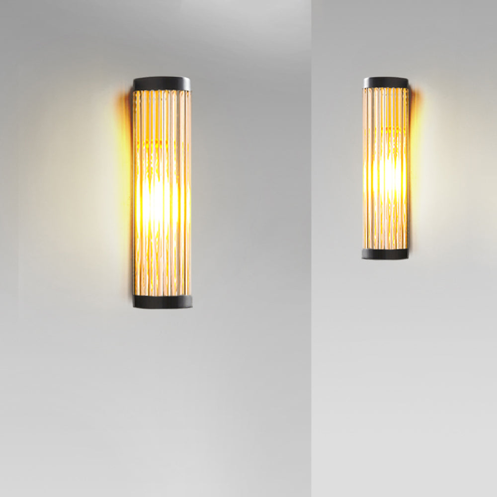 Wandaußenleuchte mit gestreiftem Glasschirm