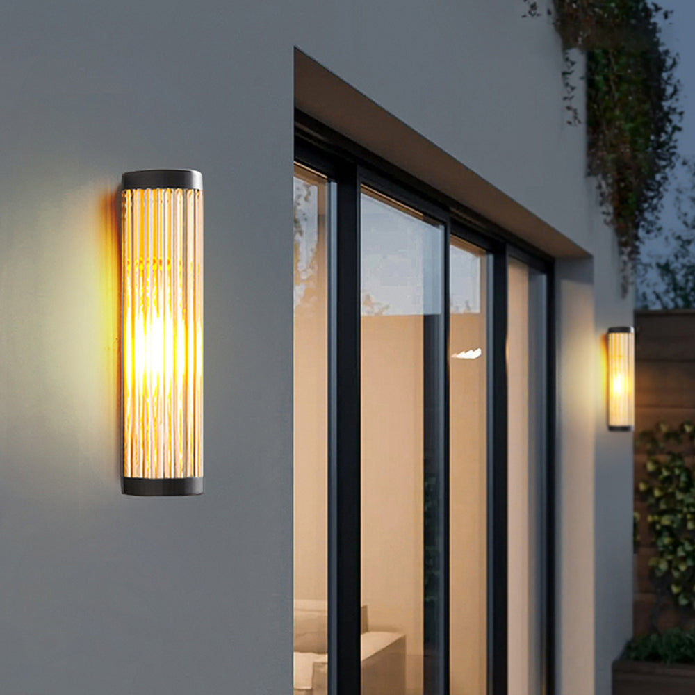 Wandaußenleuchte mit gestreiftem Glasschirm