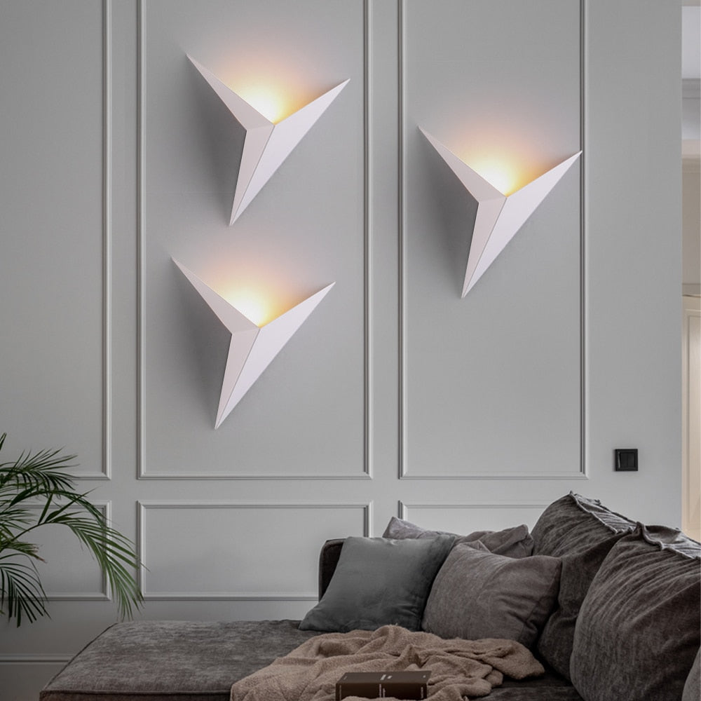 LumoTri LED-Wandleuchte modern in Dreiecksform Schwarz fürs Wohnzimmer