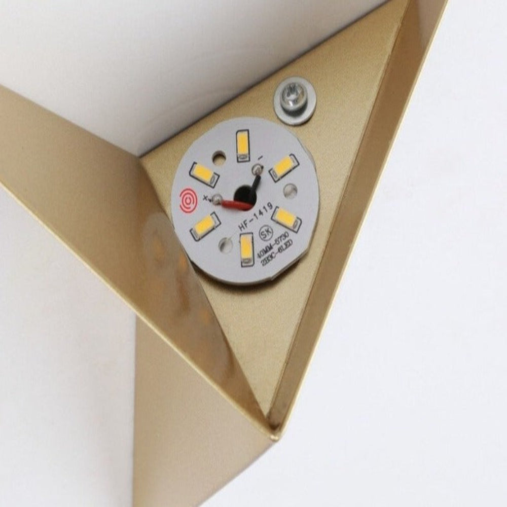 LumoTri LED-Wandleuchte modern in Dreiecksform Schwarz fürs Wohnzimmer