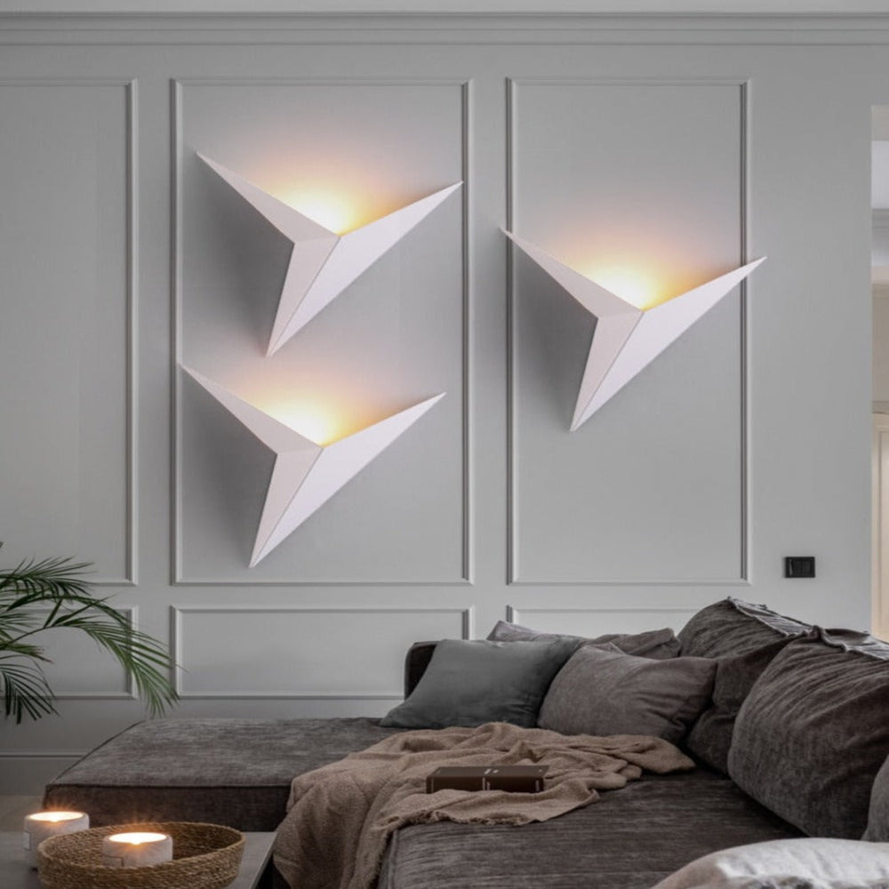 LumoTri LED-Wandleuchte modern in Dreiecksform Schwarz fürs Wohnzimmer