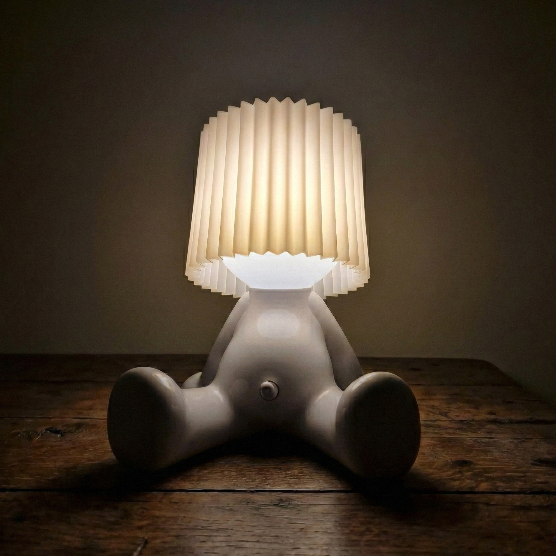 Sitz-Bruno – Witzige Akku-Tischlampe sitzend | 8 Farben LED