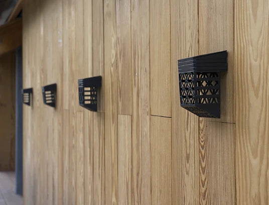 Solar Wandleuchte LED Warmweiß Außen IP65 mit Musterlicht für Garten und Terrasse Vintage Schwarz