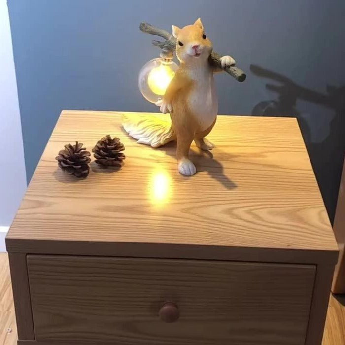 NutroLux Tischlampe Eichhörnchen Deko LED Gold für Wohnzimmer