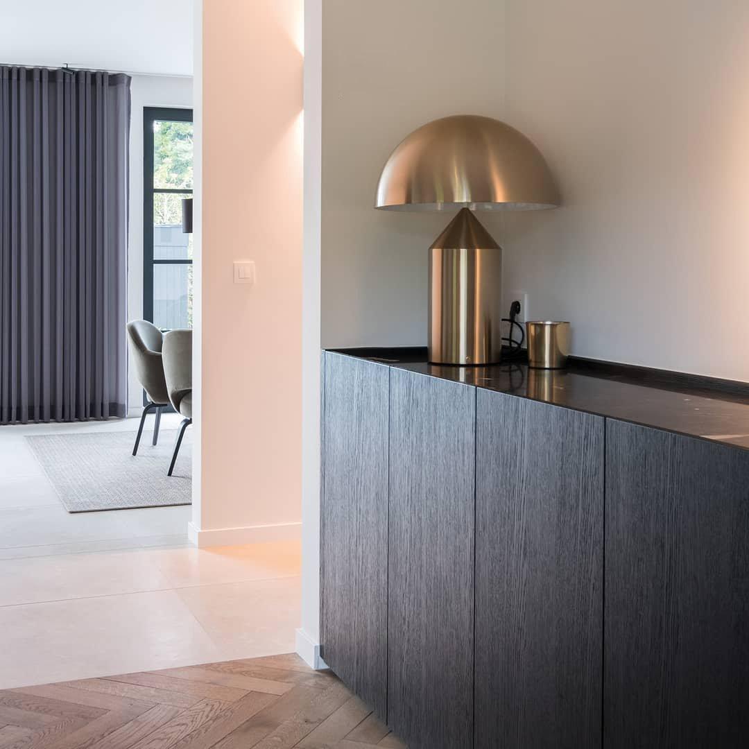 LunaShine - Verstellbare Metall-Tischleuchte für moderne Innenräume