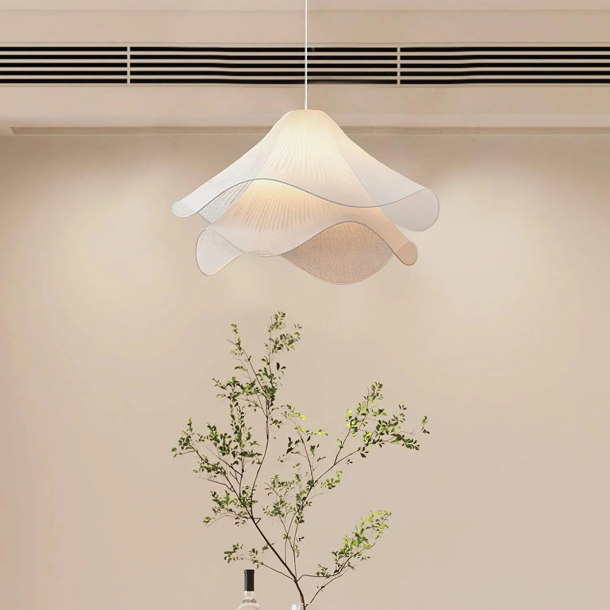 Pendelleuchte aus Stoff im Blütendesign