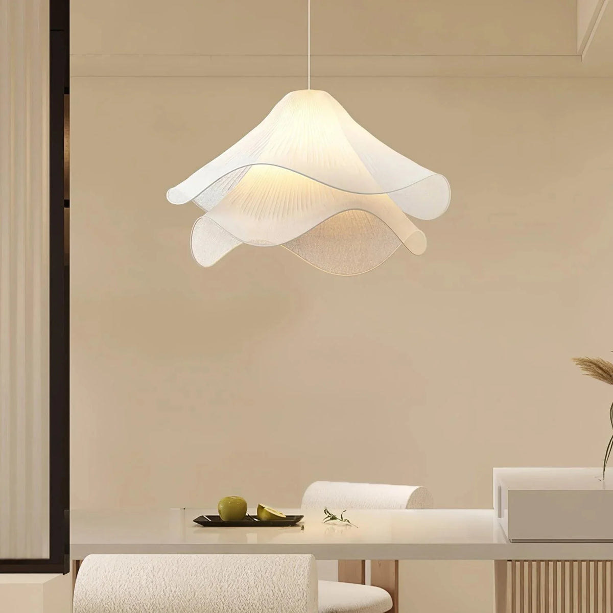 Pendelleuchte aus Stoff im Blütendesign
