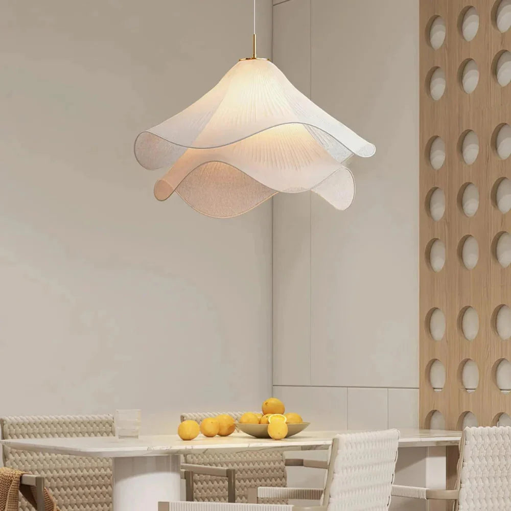 Pendelleuchte aus Stoff im Blütendesign
