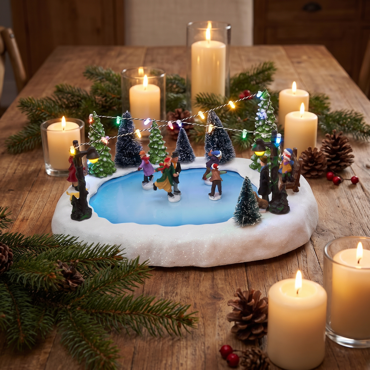LED Weihnachtsszene Eisbahn mit fahrenden Schlittschuhläufern, beleuchtete Tischdeko