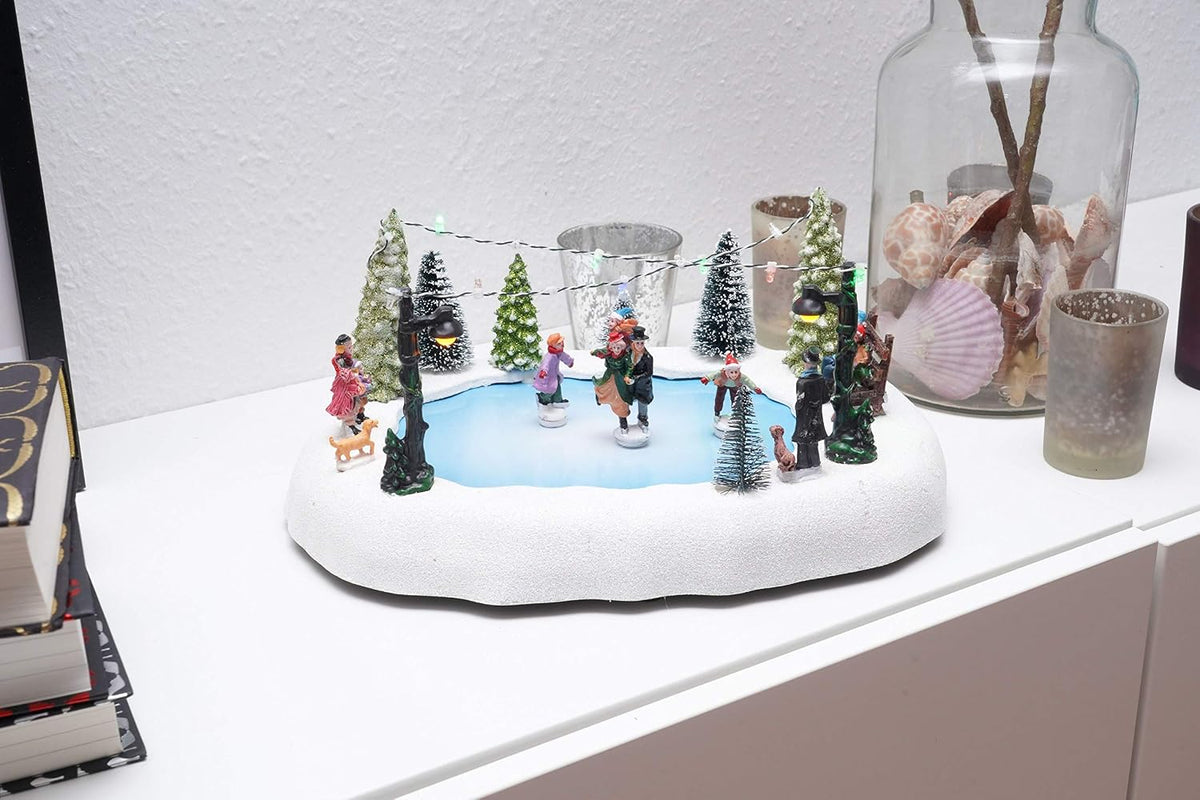 LED Weihnachtsszene Eisbahn mit fahrenden Schlittschuhläufern, beleuchtete Tischdeko