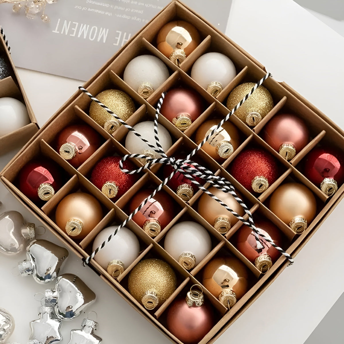 Mini Glaskugeln 25er Set, kleine Christbaumkugeln aus Glas 4 cm im Geschenkkarton