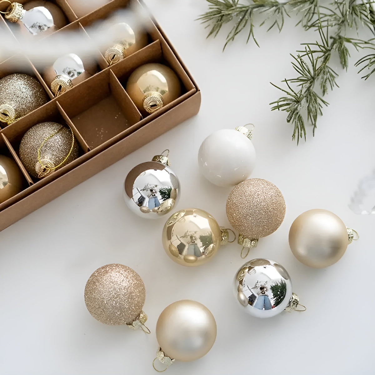 Mini Glaskugeln 25er Set, kleine Christbaumkugeln aus Glas 4 cm im Geschenkkarton