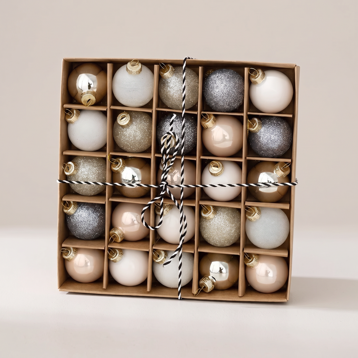 Mini Glaskugeln 25er Set, kleine Christbaumkugeln aus Glas 4 cm im Geschenkkarton