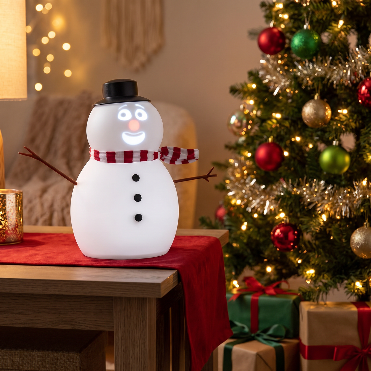 Sprechender Schneemann mit animiertem Gesicht, Projektor und Lautsprecher, singt und erzählt Witze