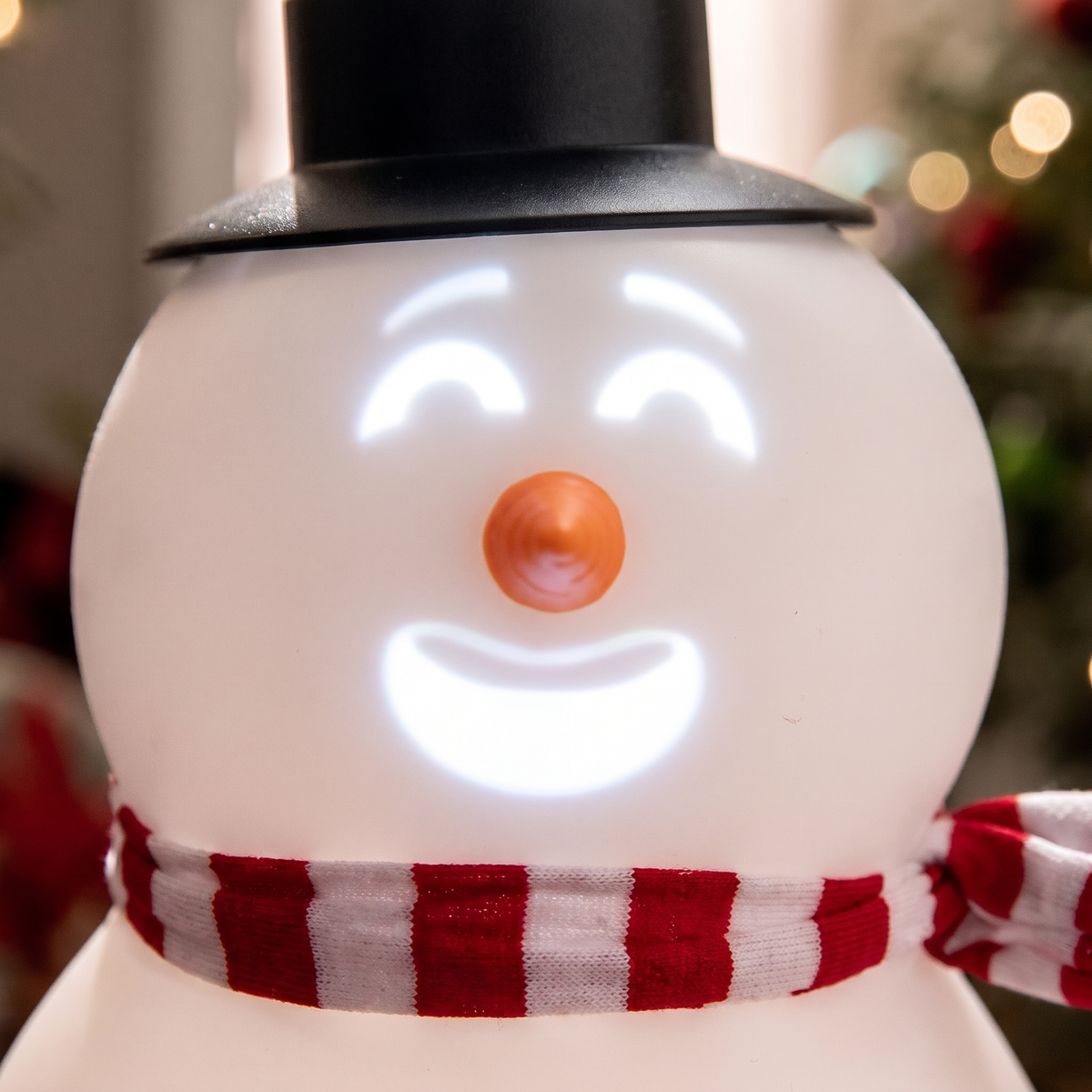 Sprechender Schneemann mit animiertem Gesicht, Projektor und Lautsprecher, singt und erzählt Witze