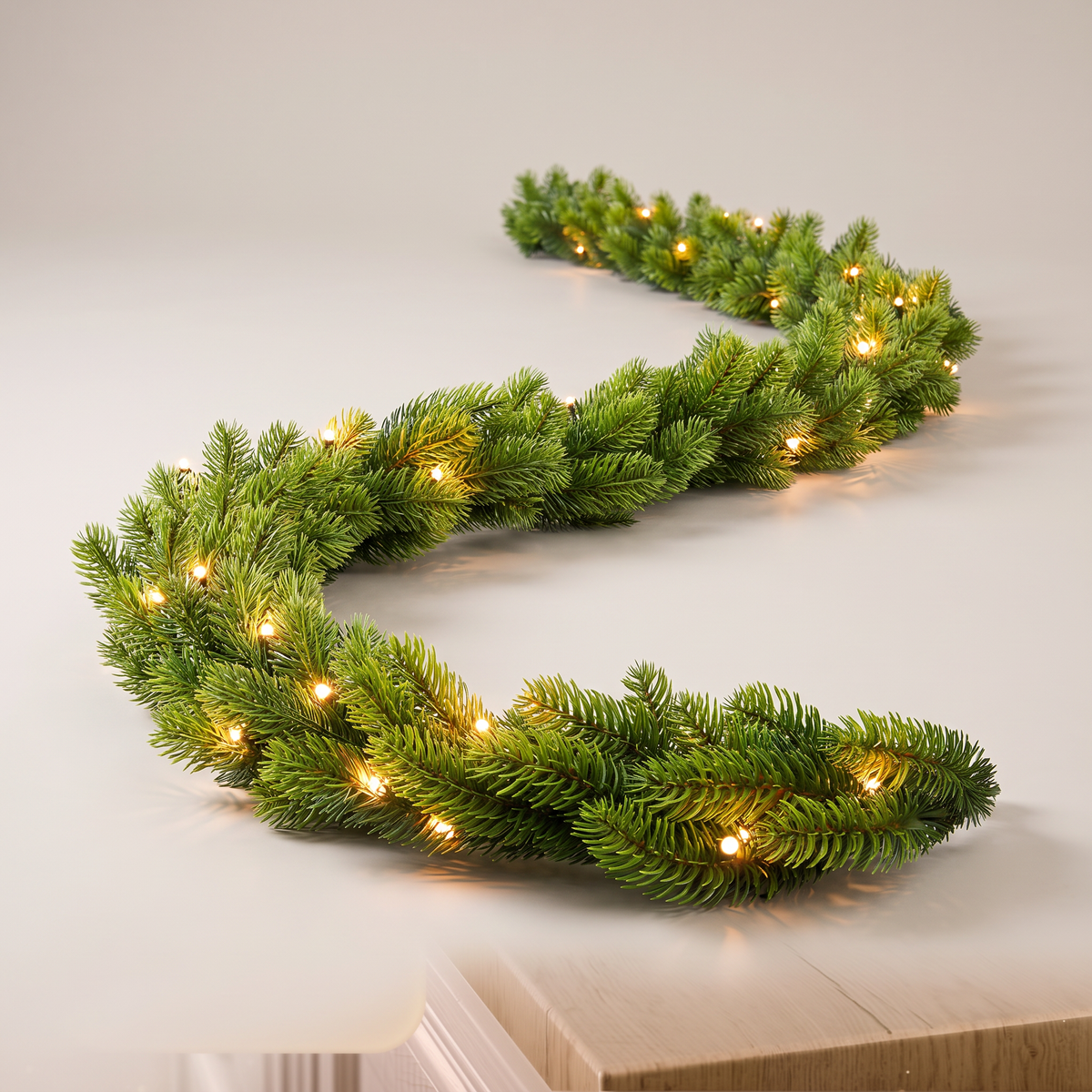 Tannengirlande mit Beleuchtung 2,7 m, täuschend echt mit LED und Timer, Batterie