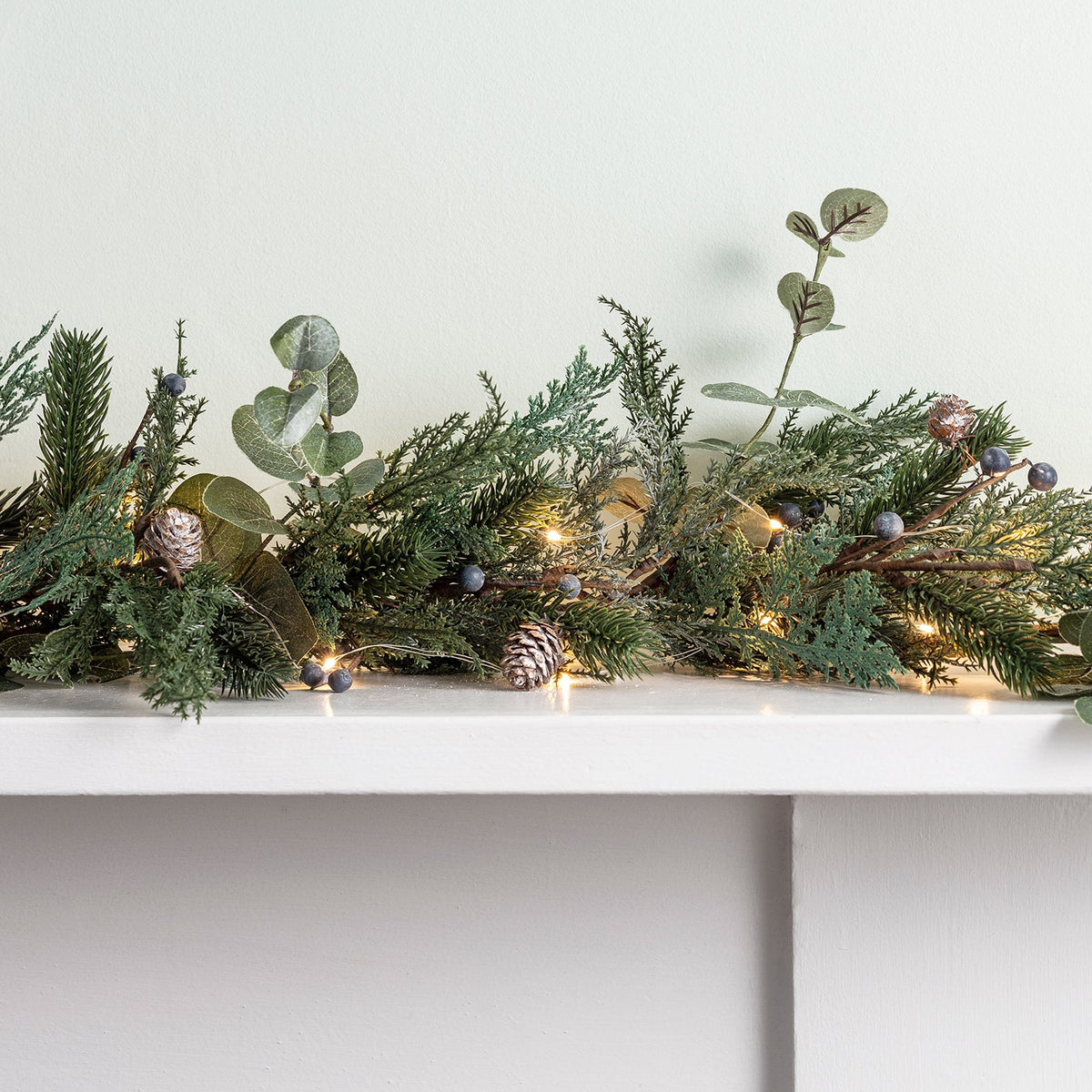Weihnachtsgirlande 2 m mit Beleuchtung, Tannengirlande mit Beeren und Zapfen und Timer